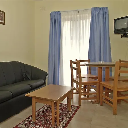 Apartment Canifor Court *